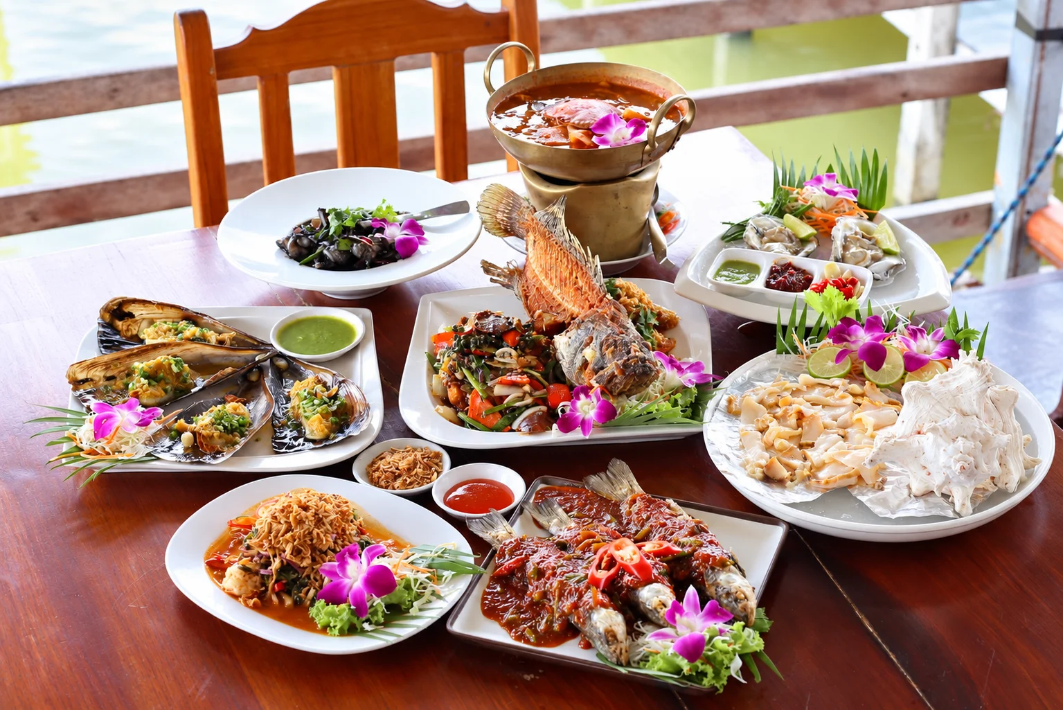 ชุดอาหารทะเลและอาหารไทยบนโต๊ะที่ครัวบ้านวัง